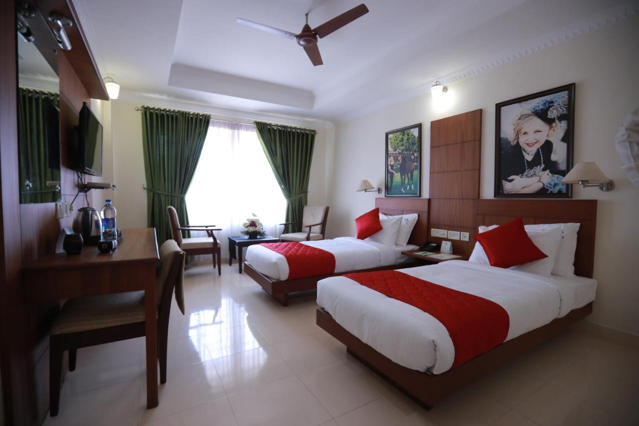 Hotel Peninsula Thrissur Екстер'єр фото