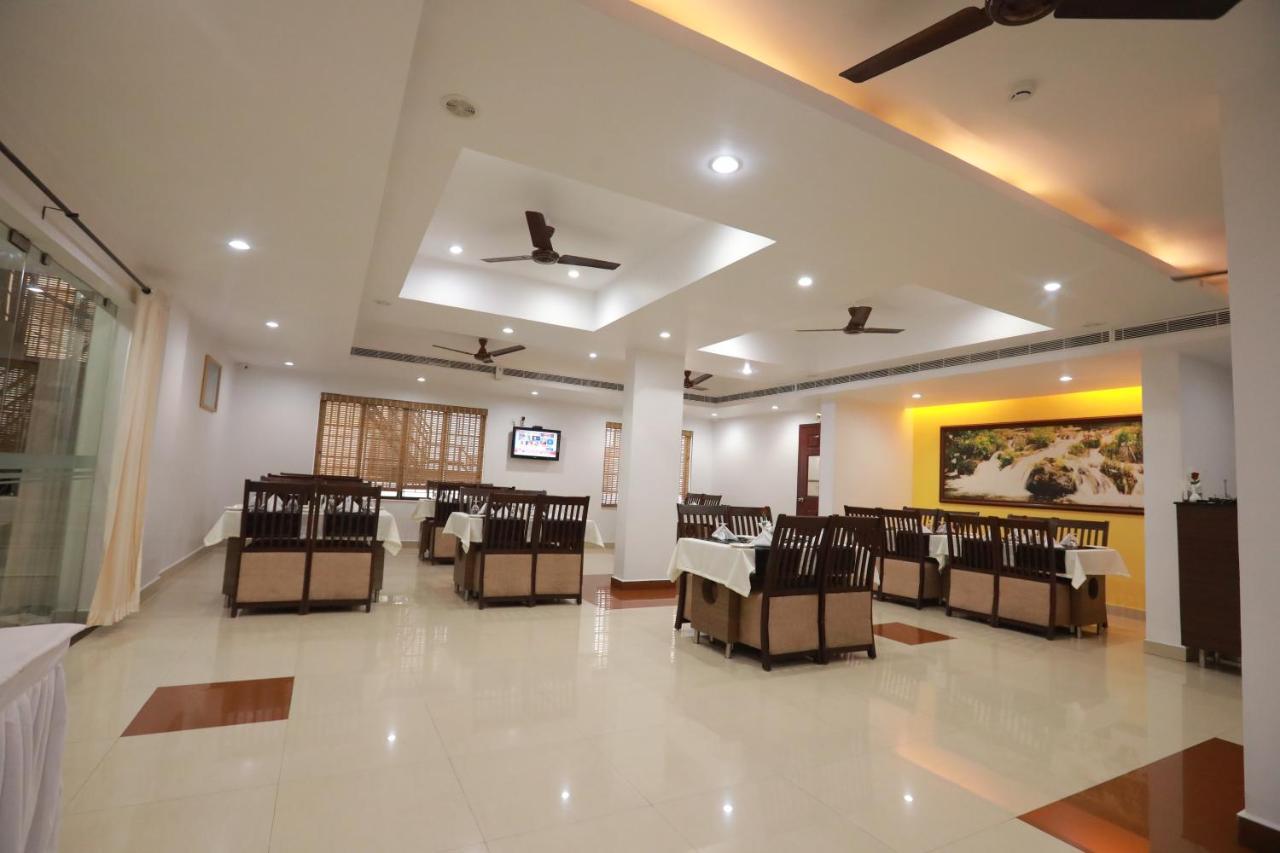 Hotel Peninsula Thrissur Екстер'єр фото