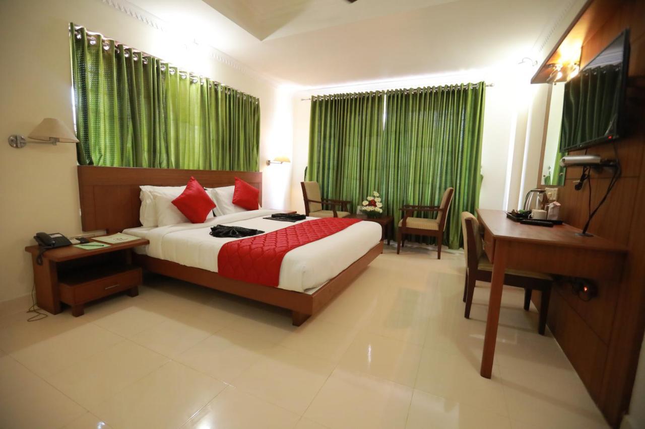 Hotel Peninsula Thrissur Екстер'єр фото