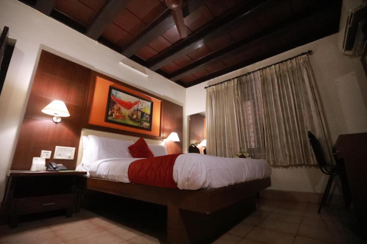 Hotel Peninsula Thrissur Екстер'єр фото