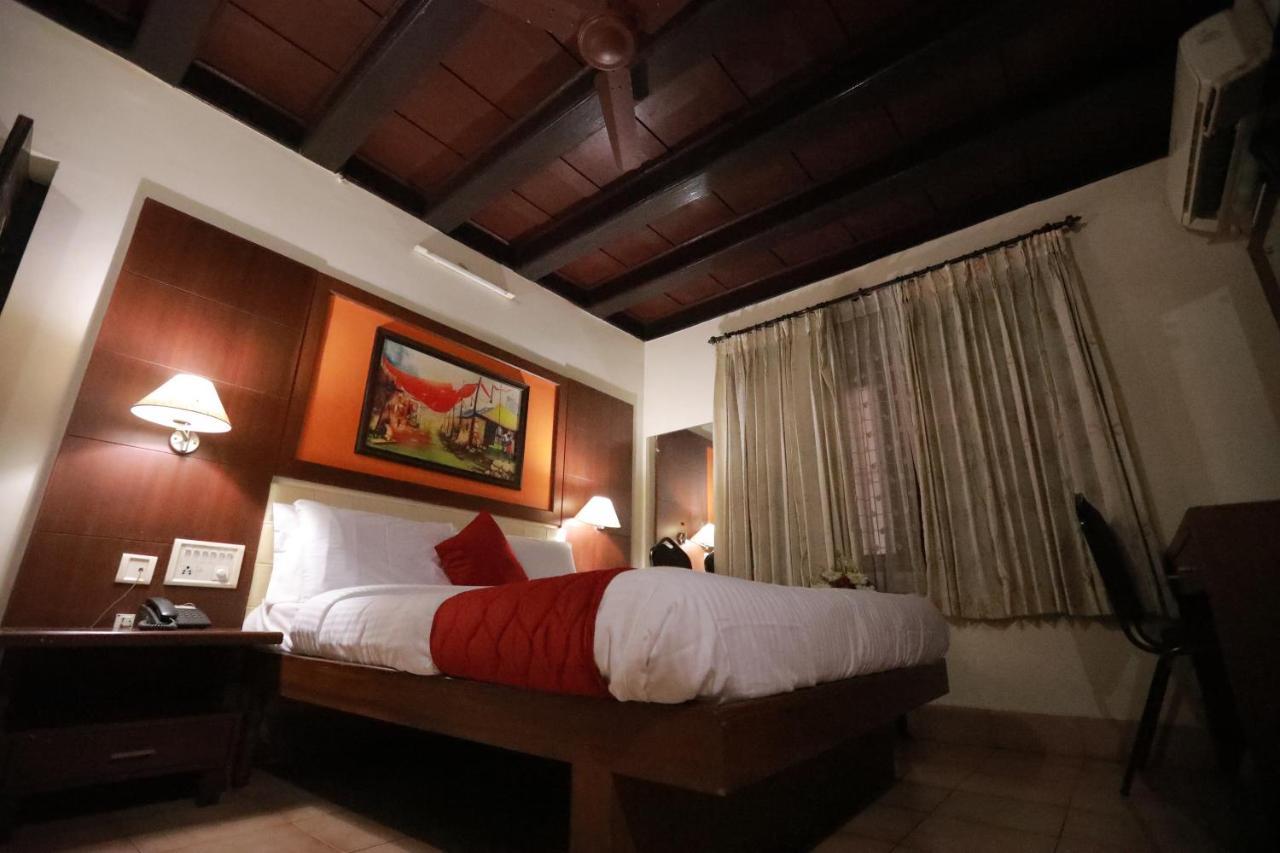 Hotel Peninsula Thrissur Екстер'єр фото