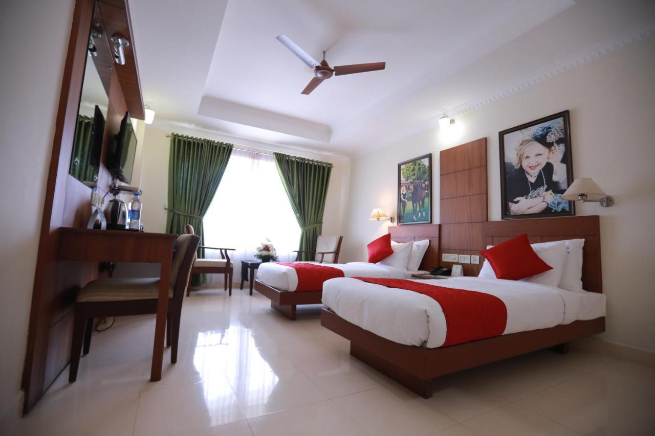 Hotel Peninsula Thrissur Екстер'єр фото