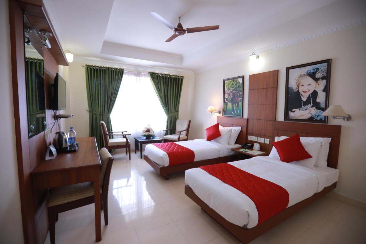 Hotel Peninsula Thrissur Екстер'єр фото