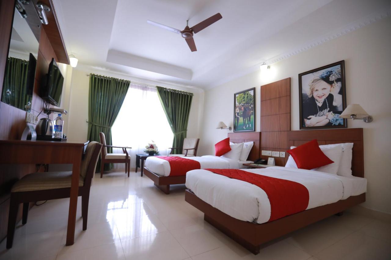 Hotel Peninsula Thrissur Екстер'єр фото
