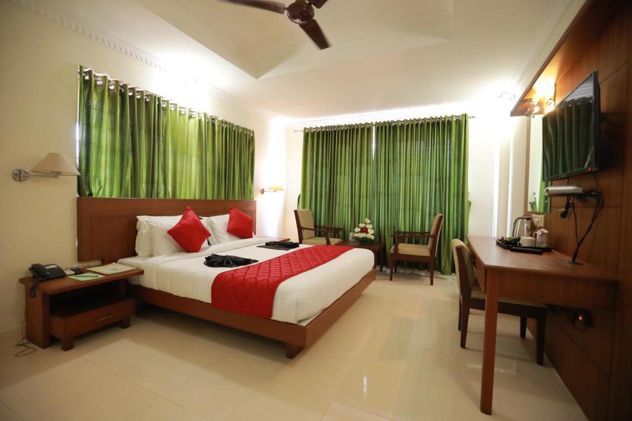 Hotel Peninsula Thrissur Екстер'єр фото