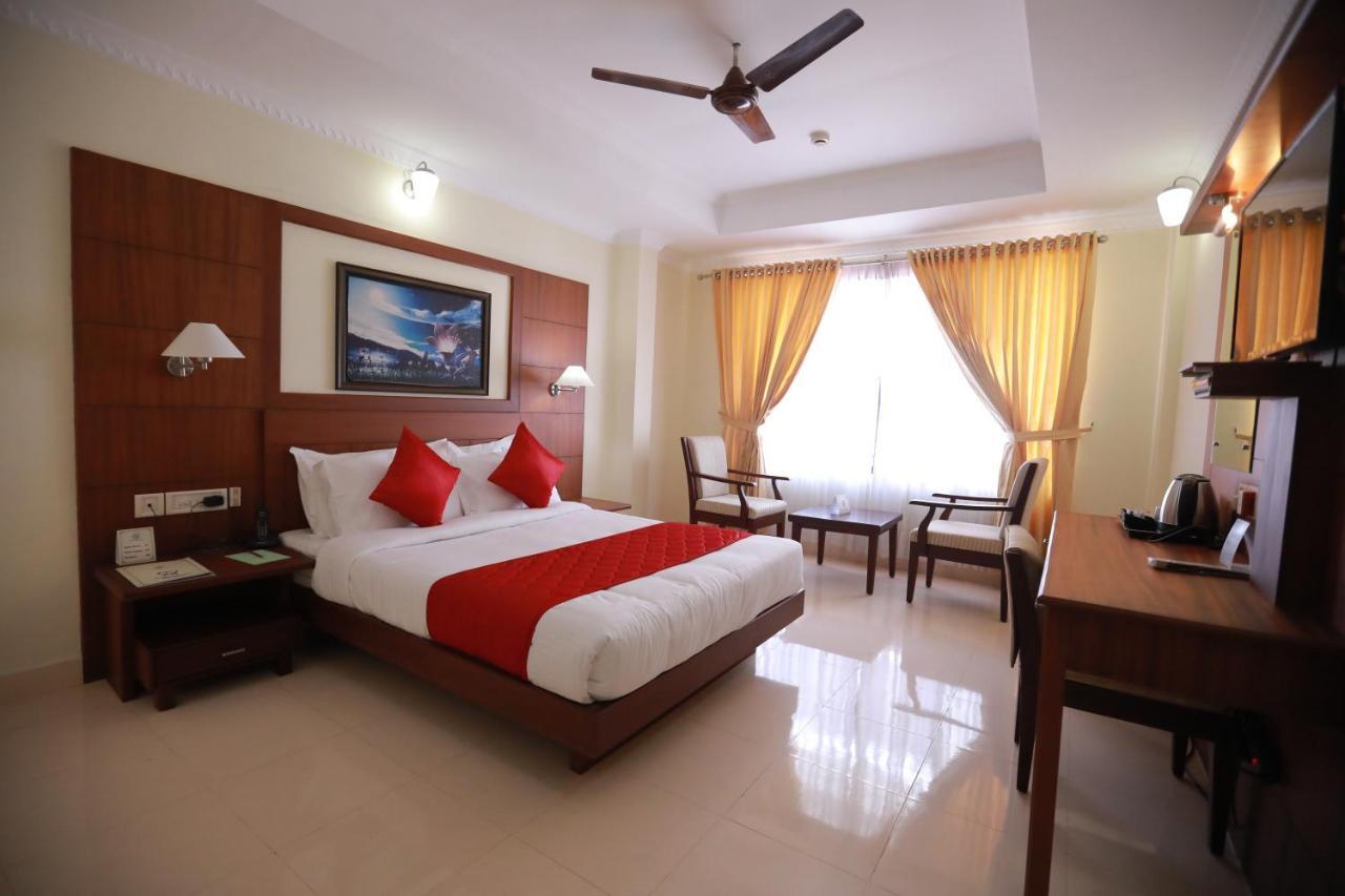 Hotel Peninsula Thrissur Екстер'єр фото