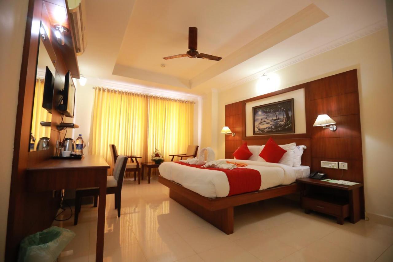 Hotel Peninsula Thrissur Екстер'єр фото