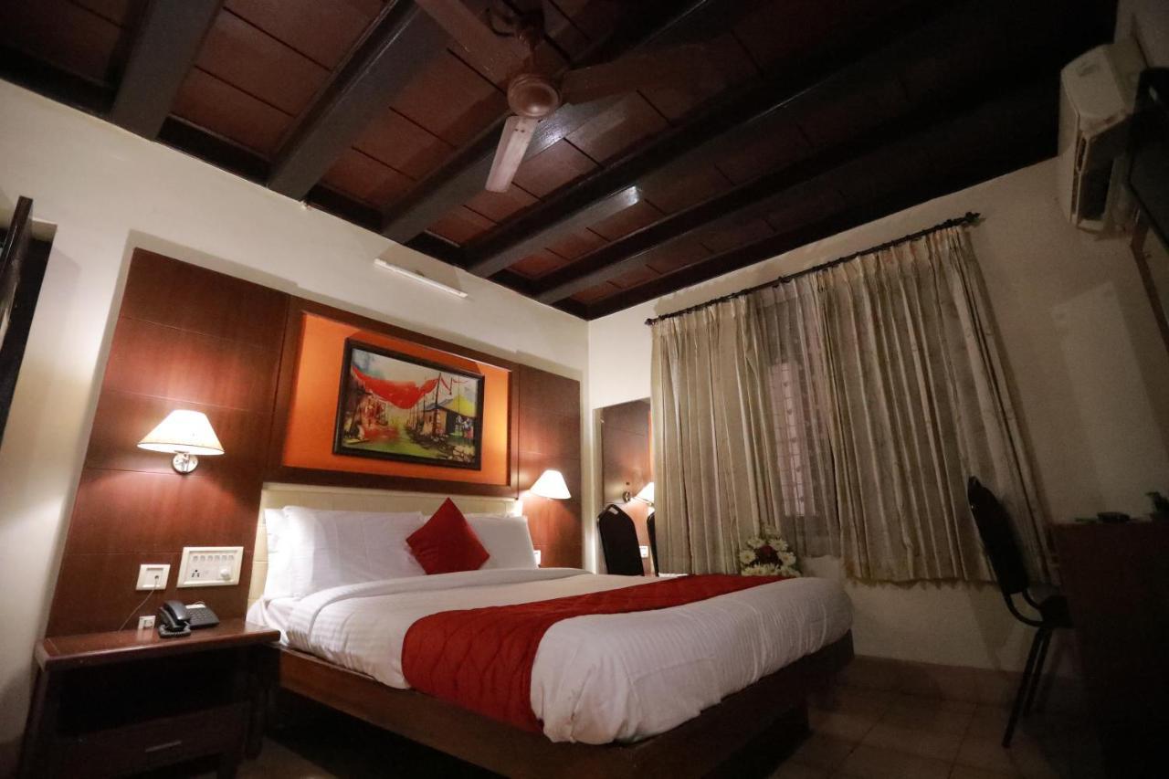 Hotel Peninsula Thrissur Екстер'єр фото