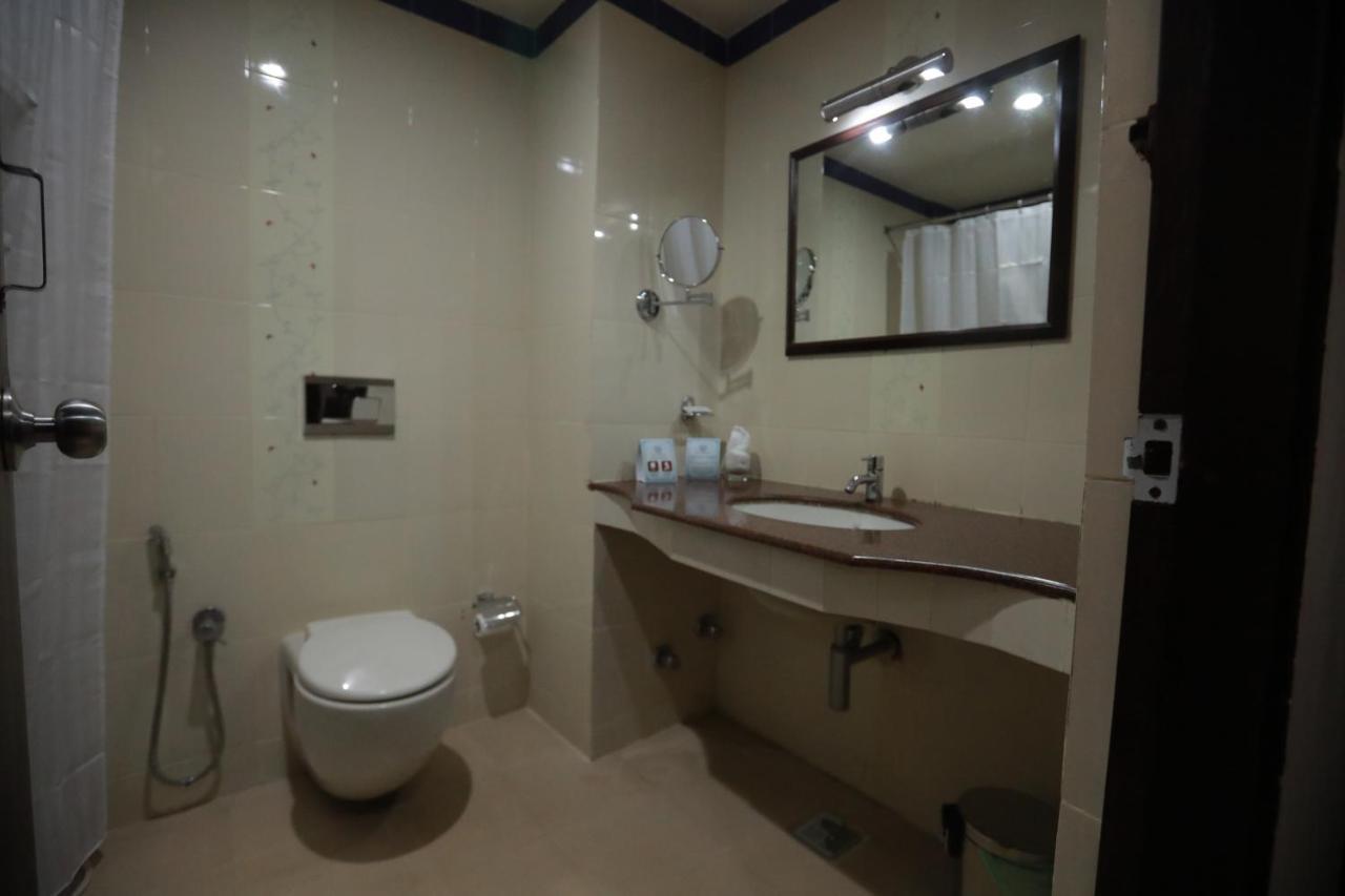 Hotel Peninsula Thrissur Екстер'єр фото